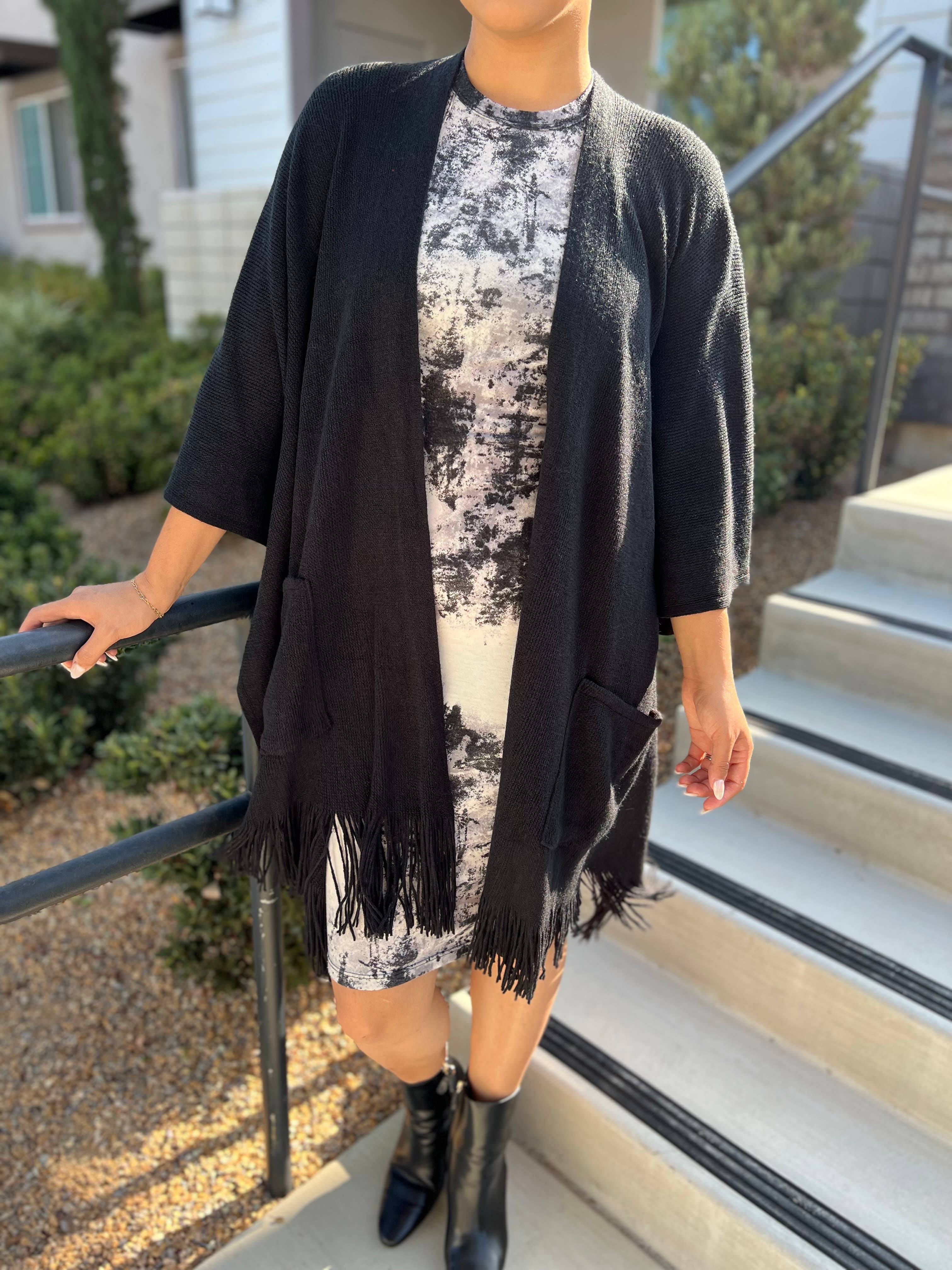 Justin & Taylor – wholesale Kofta - Dam – Harlow cardigan | Kimono-cardigan med fickor och fransad nederkant27