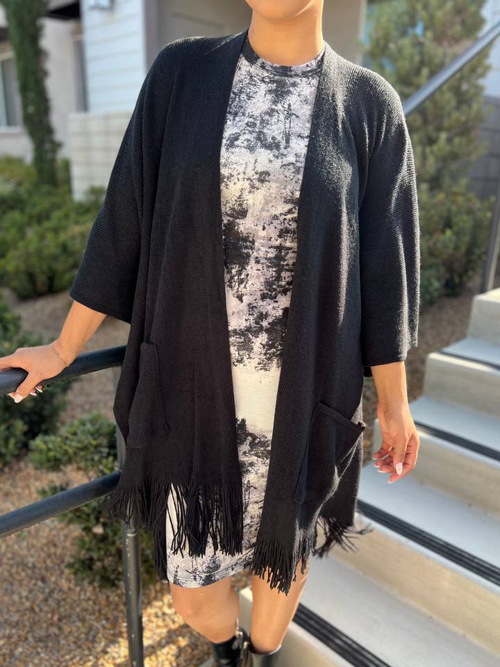 Justin & Taylor – Cardigan - Mulher por atacado – Harlow Cardi | Casaco Quimono com Bolsos e Bainha com Franjas21