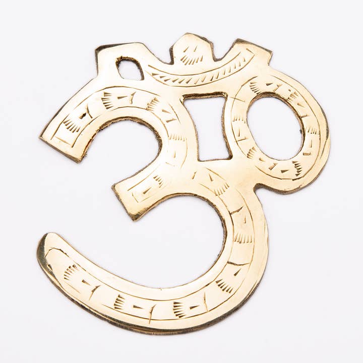 OM-tegn vedhæng i guldfarvet messing, ca. 8 cm for engroshandel hos Bodynova