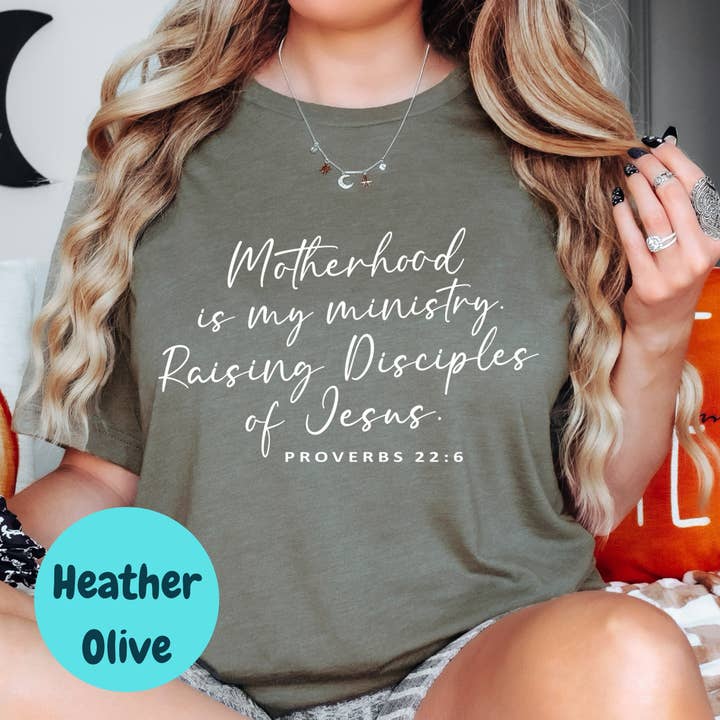 Camiseta "La Maternidad Es Mi Ministerio", Camiseta con Versículo Bíblico Proverbios 22:6, Camiseta Cristiana para Mamá, Camiseta de Vida de Mamá Basada en la Fe, Regalo de Jesús para venta al por mayor de Epic Life - Designed