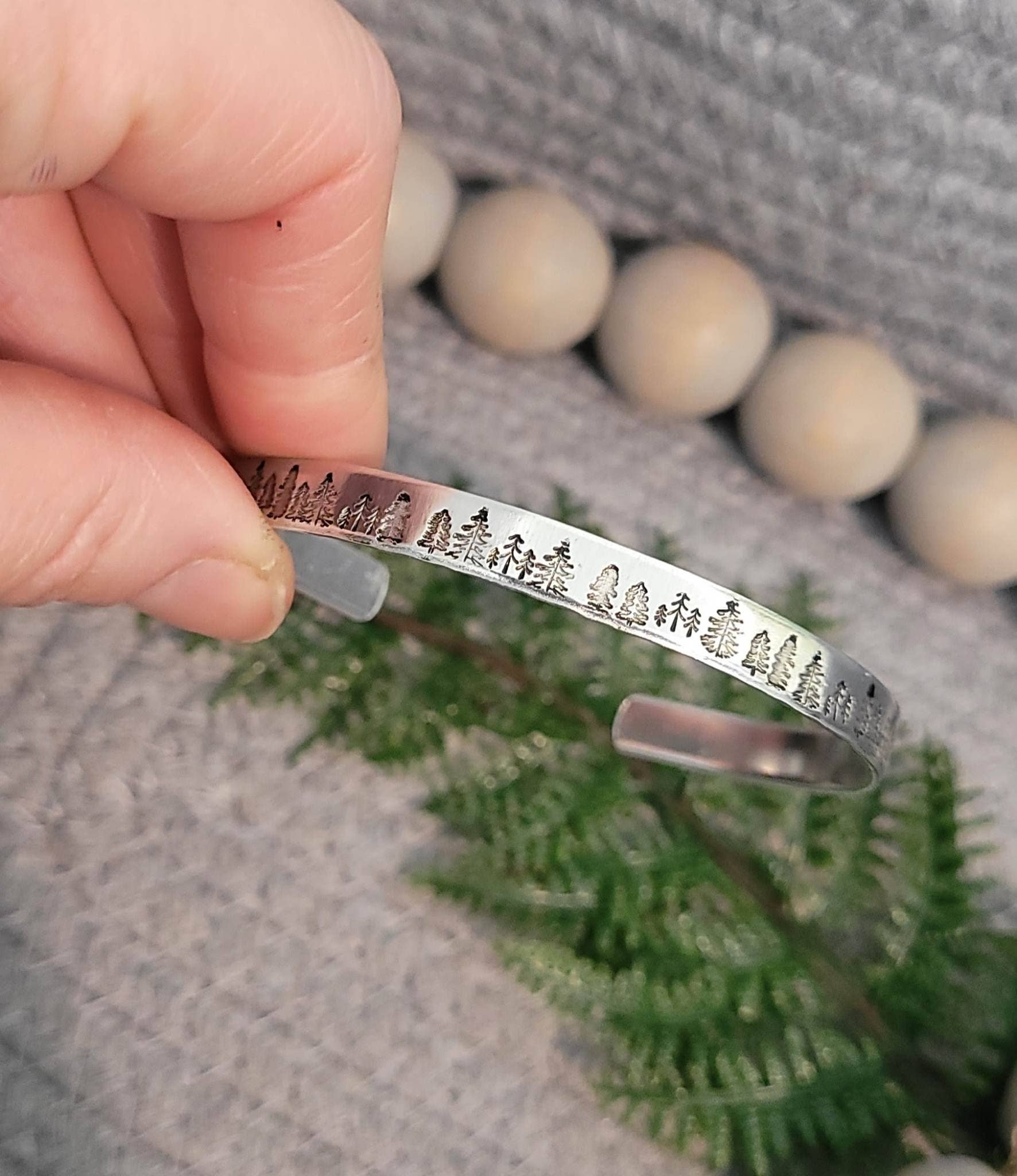 Jangles by Jan - Vente Bracelet manchette - Manchette en aluminium en forme d'arbre estampée à la main4