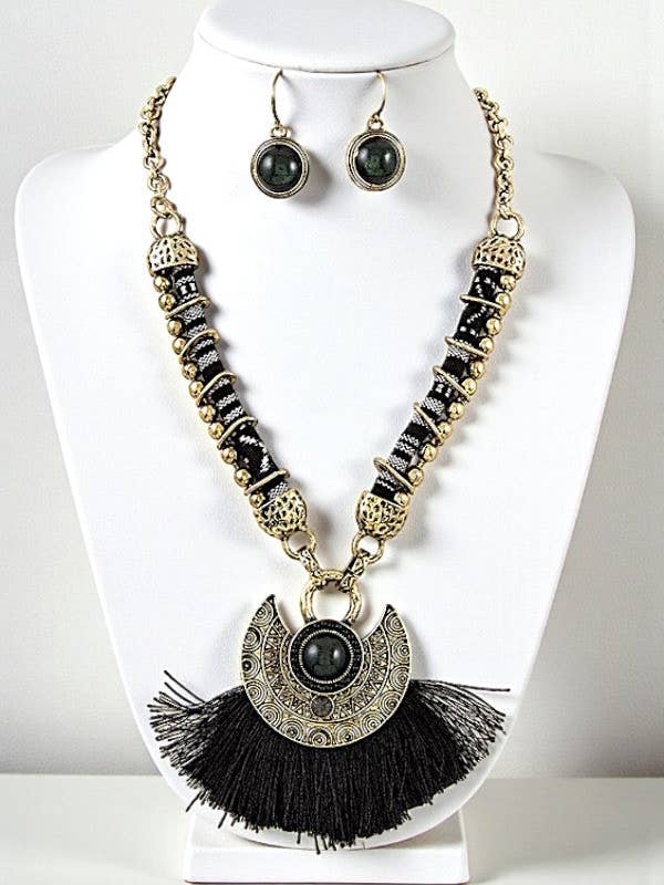 CONJUNTO DE COLLAR CON CADENA DE CORDÓN Y COLGANTE DE ABANICO CON BORLA para venta al por mayor de Andrea Bijoux