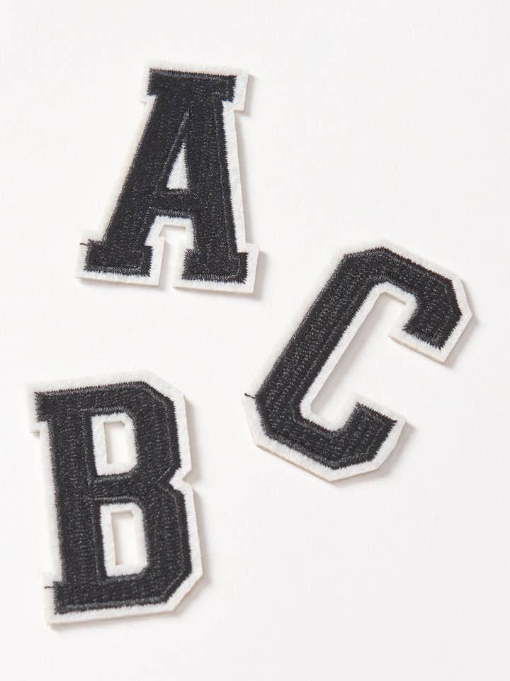 Patch en forme de lettre Varsity noir pour la vente par Little Bipsy