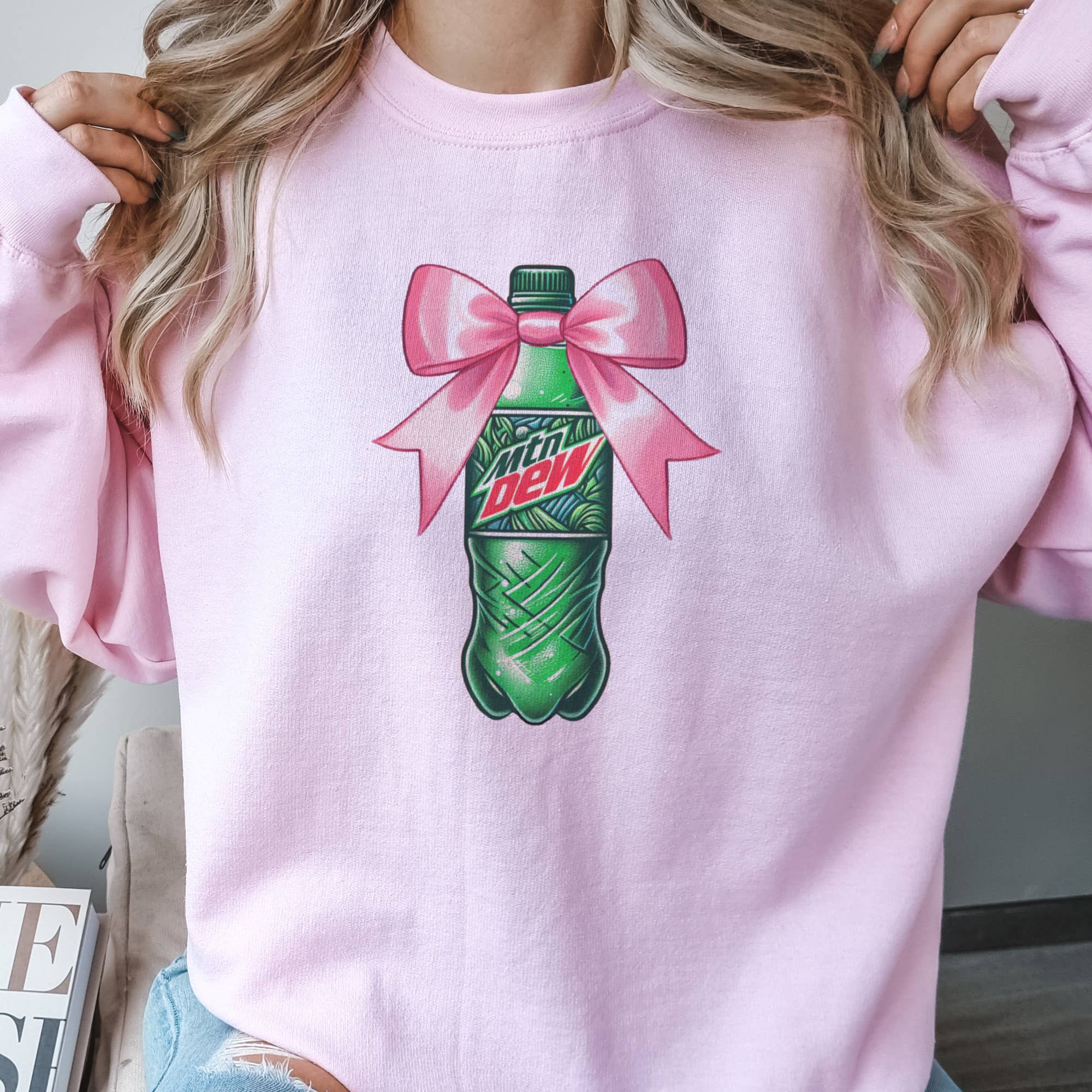 Par.tees by Party On! - Vente Sweat-shirt à imprimés – femme - Sweat-shirt graphique Mountain Dew nœud rose Soda Coquette0