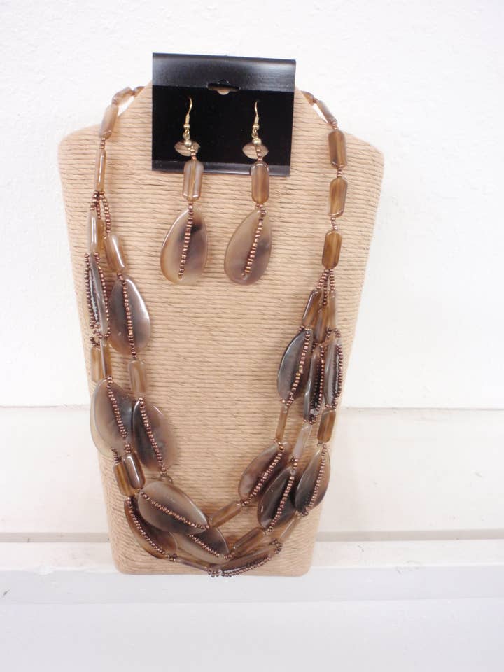 BRUINE HOORN HALS MET DRIE STRENGEN HOORN KETTING SET voor wholesale door International Duru's