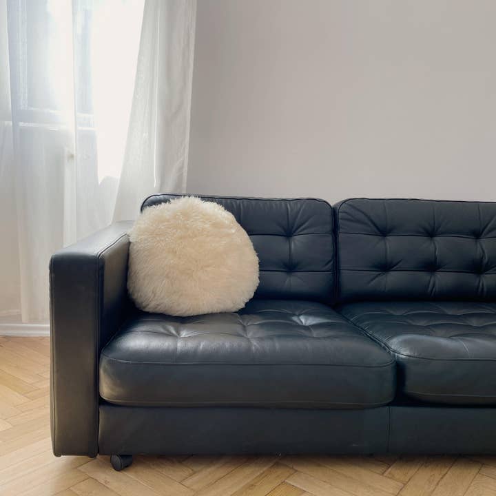 Mellow – wholesale Dekorativ kudde – Rund naturlig fårskinn kudde - vit