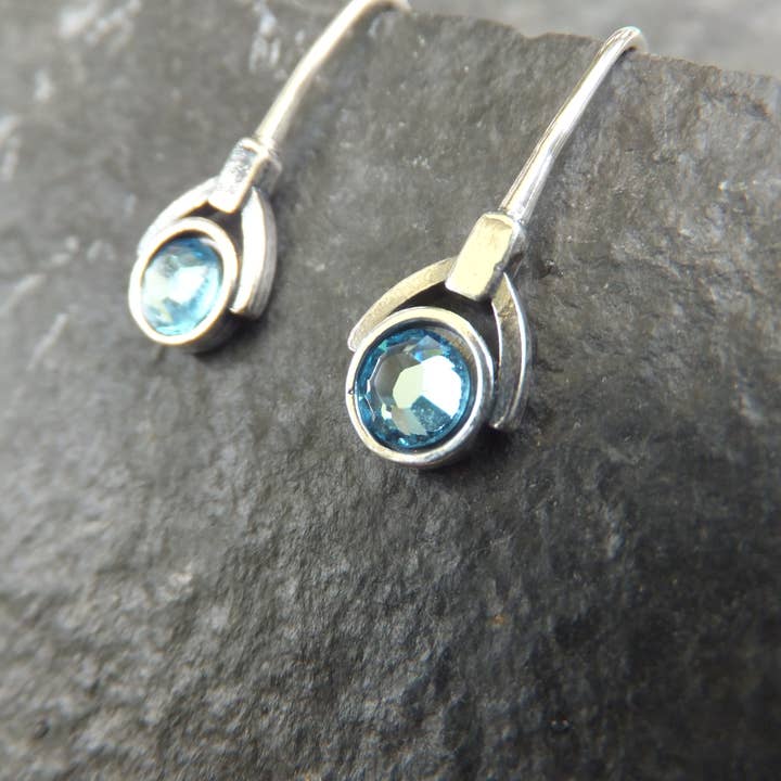 Boucle d'oreille cabochon en argent et cristaux Swarovski pour la vente par Elizabeth Jewelry