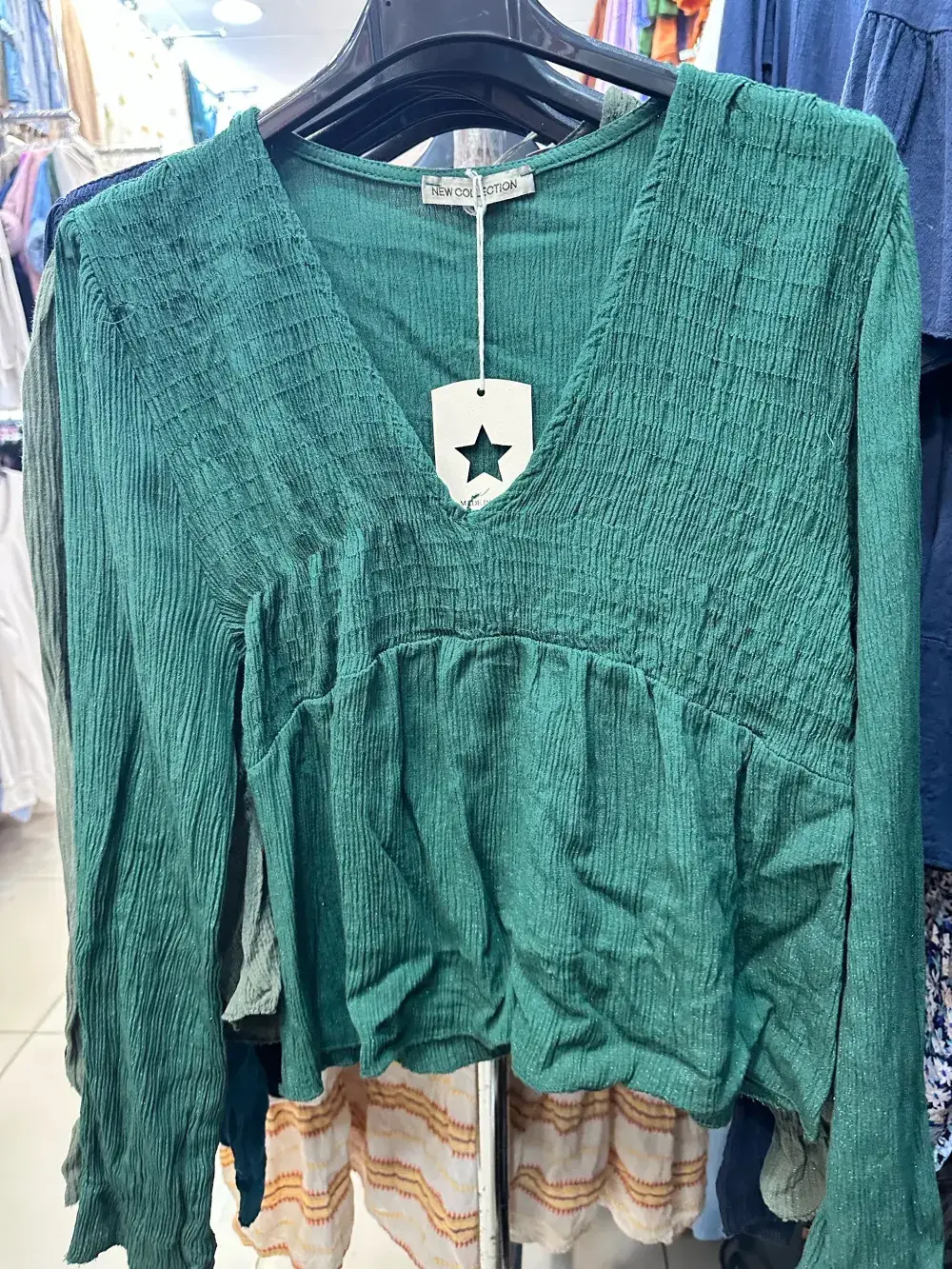 Mimi & Gogo - Wholesale Blouse - Women's - V-neck blouse with small smocking @23625_BlouseV7