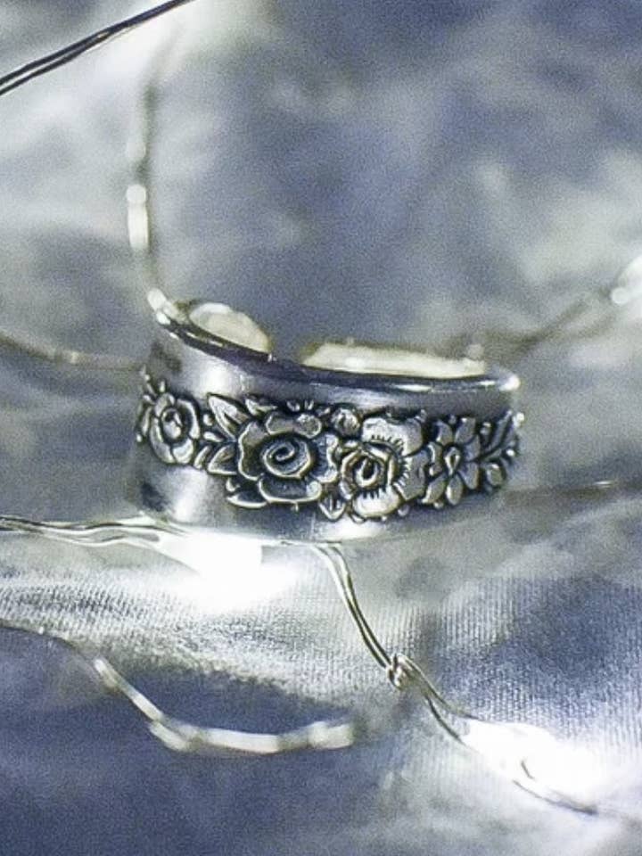 Bague Royal Rose Spoon pour la vente par Fly Me To The Spoon