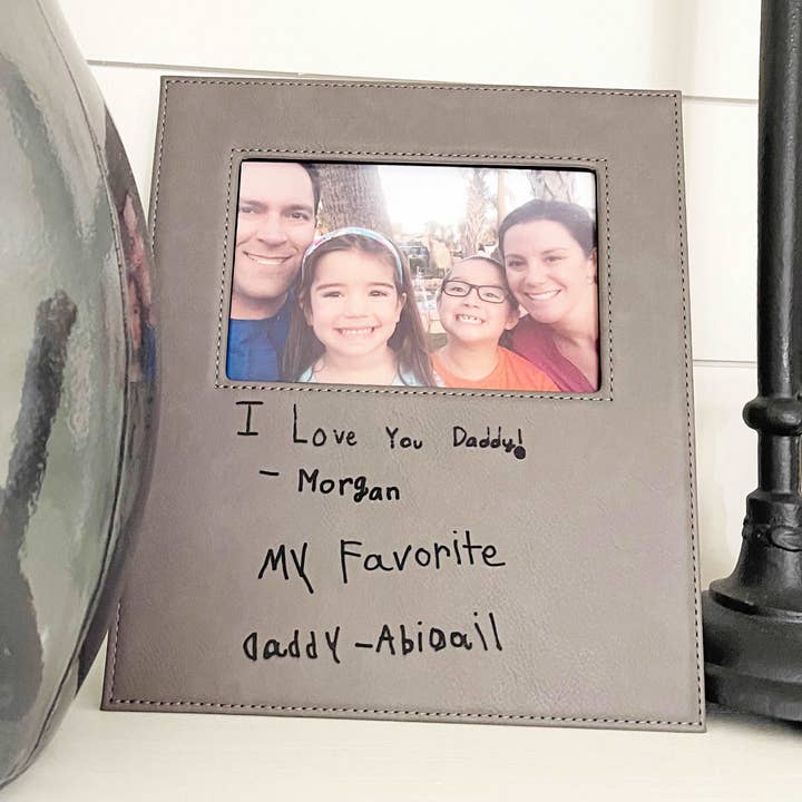 Brugerdefineret læder fotoramme med håndskrift for engroshandel hos Woobie Beans Jewelry, Gifts & Apparel