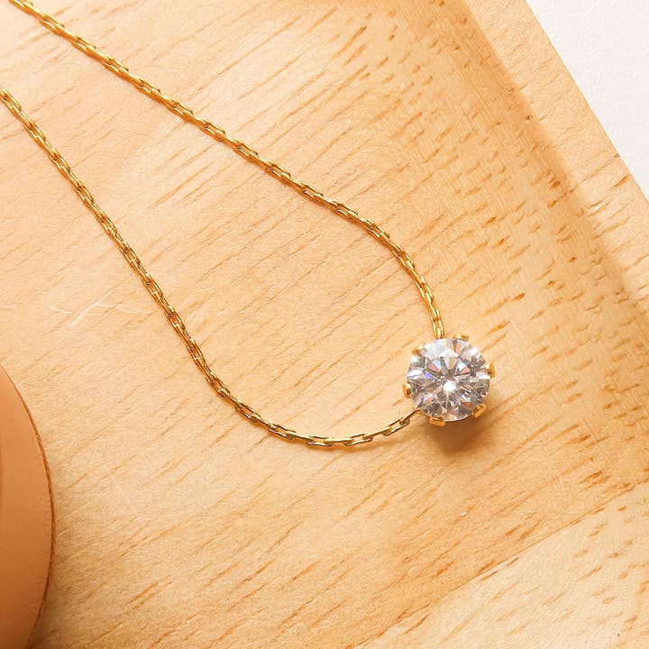 Oro Amarillo Collar Ciara redondo con circonita cúbica pequeña de 18 quilates que no se deslustra de venta al por mayor en Faire0