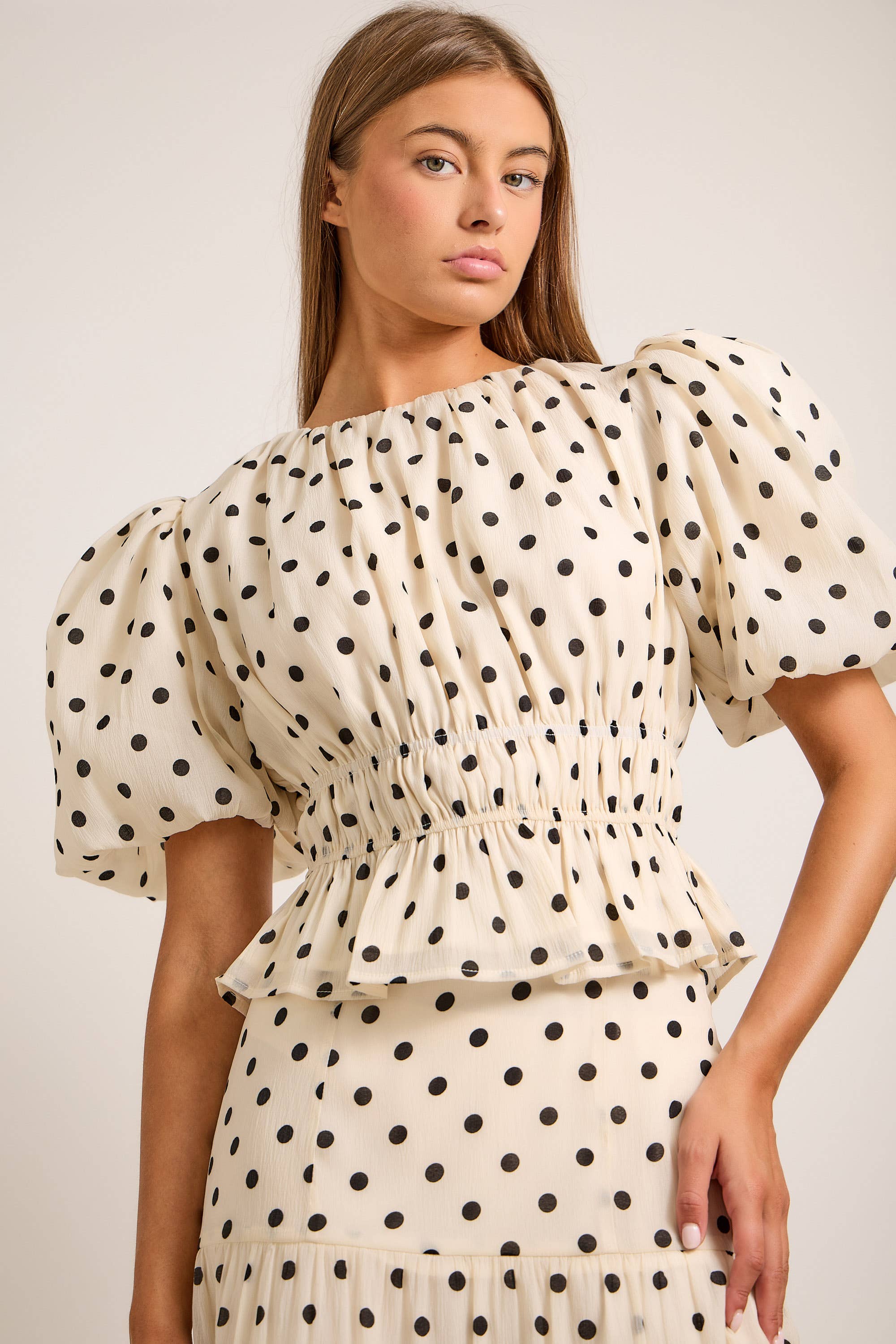 ELFENBEINFARBEN/ Bluse mit Rundhalsausschnitt und Blasenärmeln für den Großhandel auf Faire4