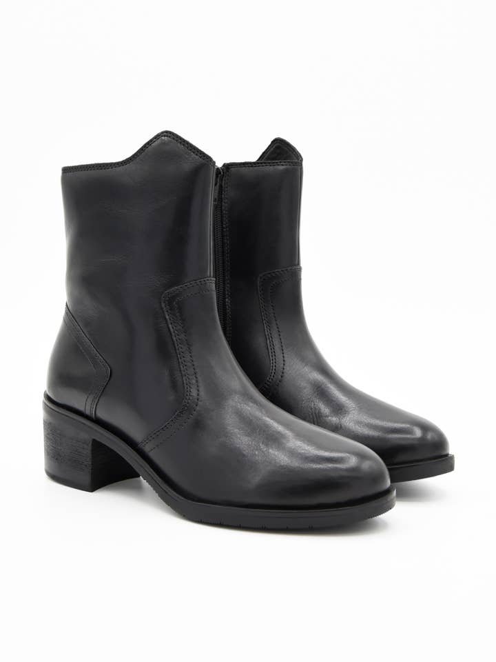 Læderstøvle med asymmetrisk snit og mellemhøj hæl for engroshandel hos ROSA AMADA