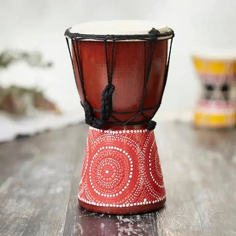 Pura djembe trommel met stippenpatroon voor wholesale door Carved Culture