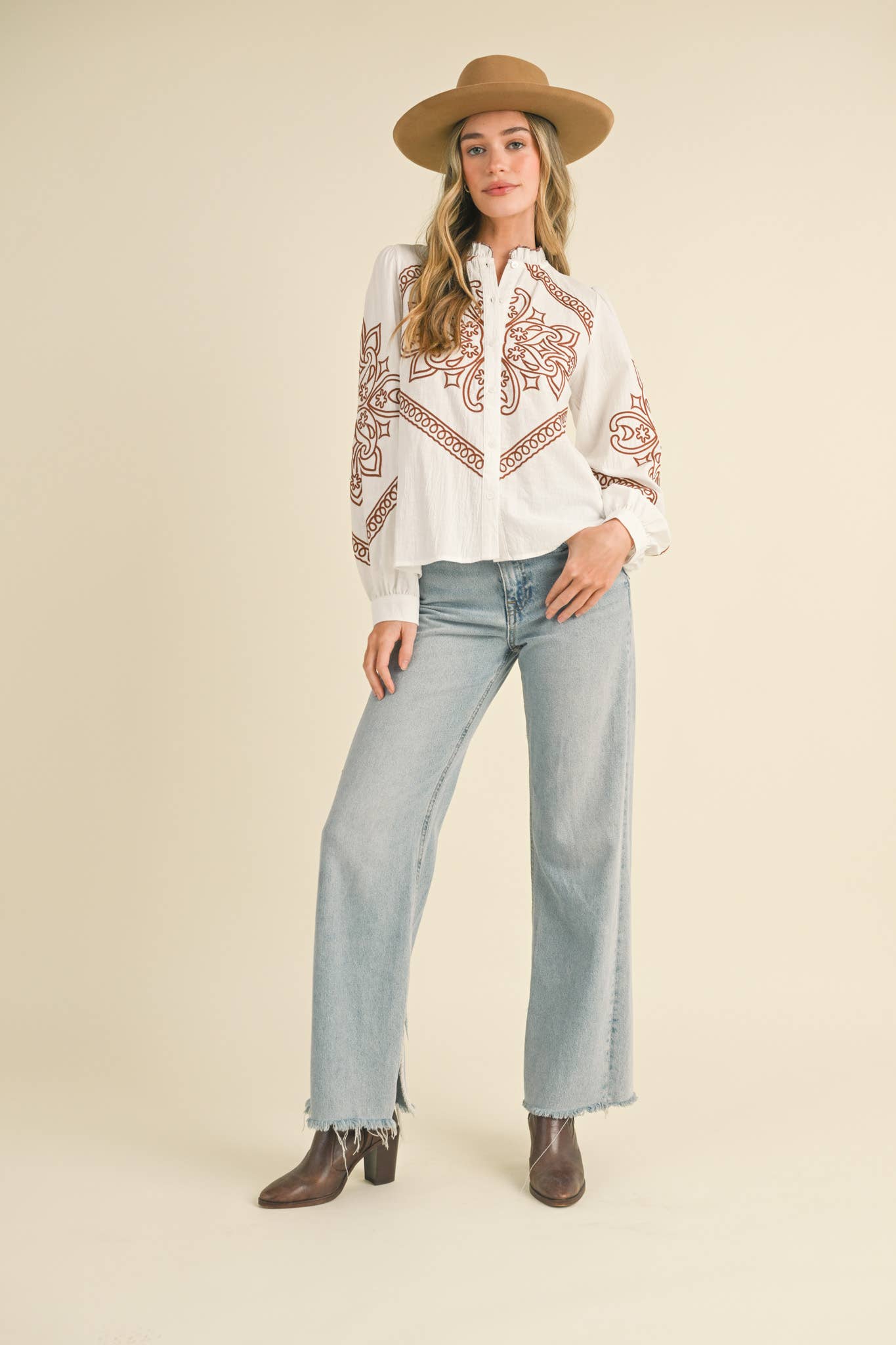 &MERCI – Engroshandel Skjorte med buttondown – til kvinder – BRODERET MOCK NECK KNAPPEBLUSE MTP333616