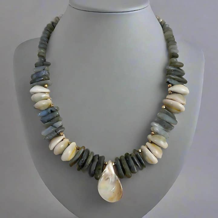 Collier Statement en Labradorite et Coquillage pour la vente par T. Randall Jewelry