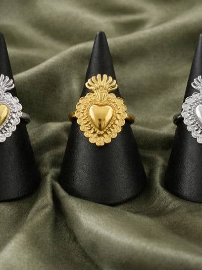 Anillo de Acero Inoxidable con Corazón Sagrado Ajustable for wholesale by Wild & Free