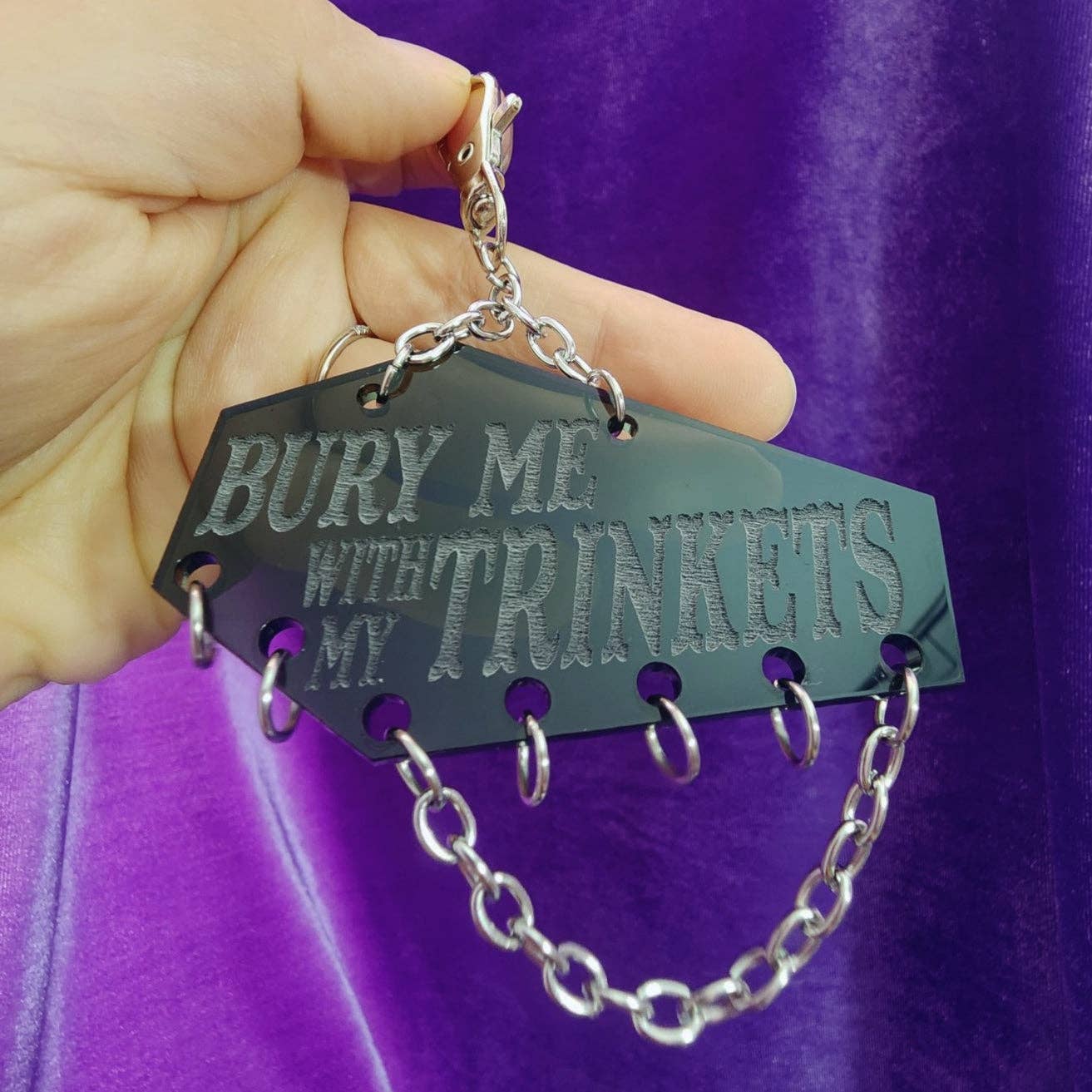 SHOPMALASTORE - Vente Porte-clés – femme - PORTE-CLÉS BIJOUX CERCUEIL - "ENTERREZ-MOI AVEC MES BIJOUX"1