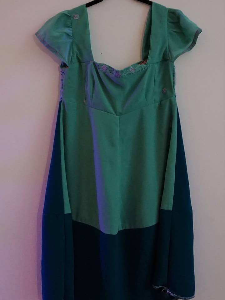 Robe empire retravaillée tons sarcelle pour la vente par Charlotte Vinsen