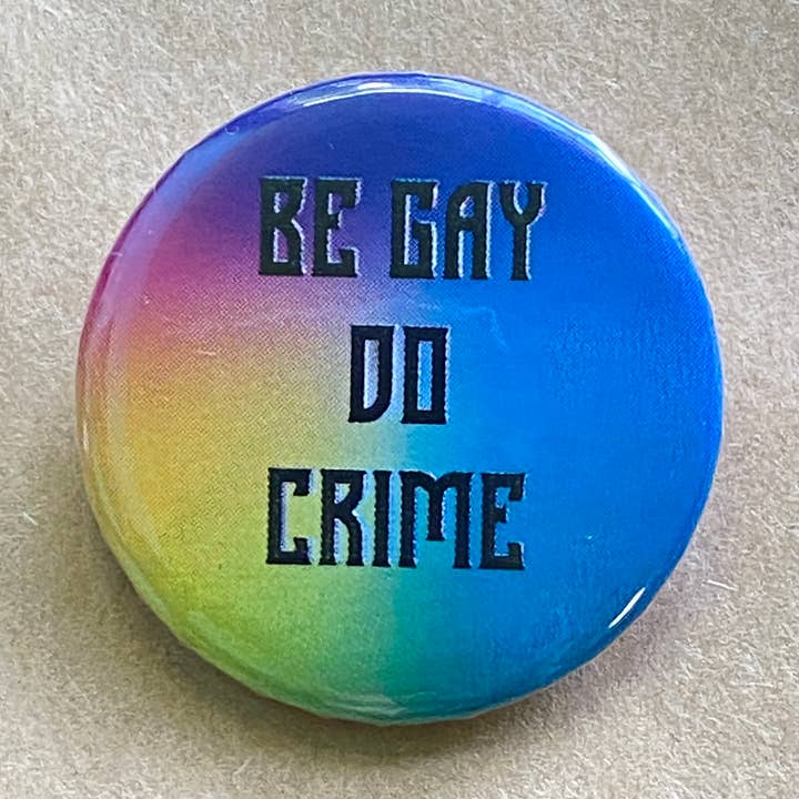 Sei schwul und begehe Verbrechen Anstecknadel oder Magnet für den Großhandel von Diem Designs Studio