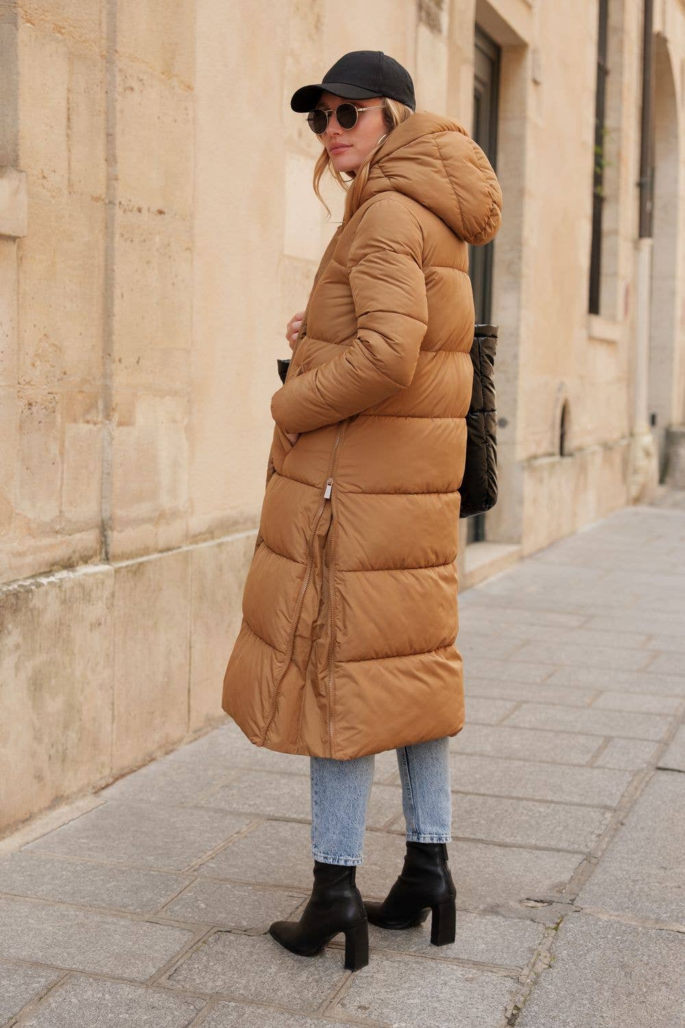 Attrait Paris - Wholesale Puffer Jacket - Women's - Long quilted down jacket with hood24