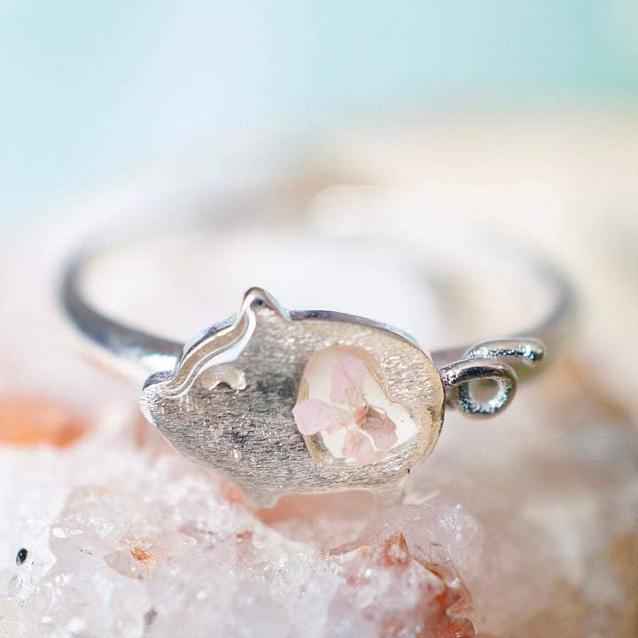 Bague véritable fleur pressée et résine, cochon en argent rose clair pour la vente par Ann + Joy