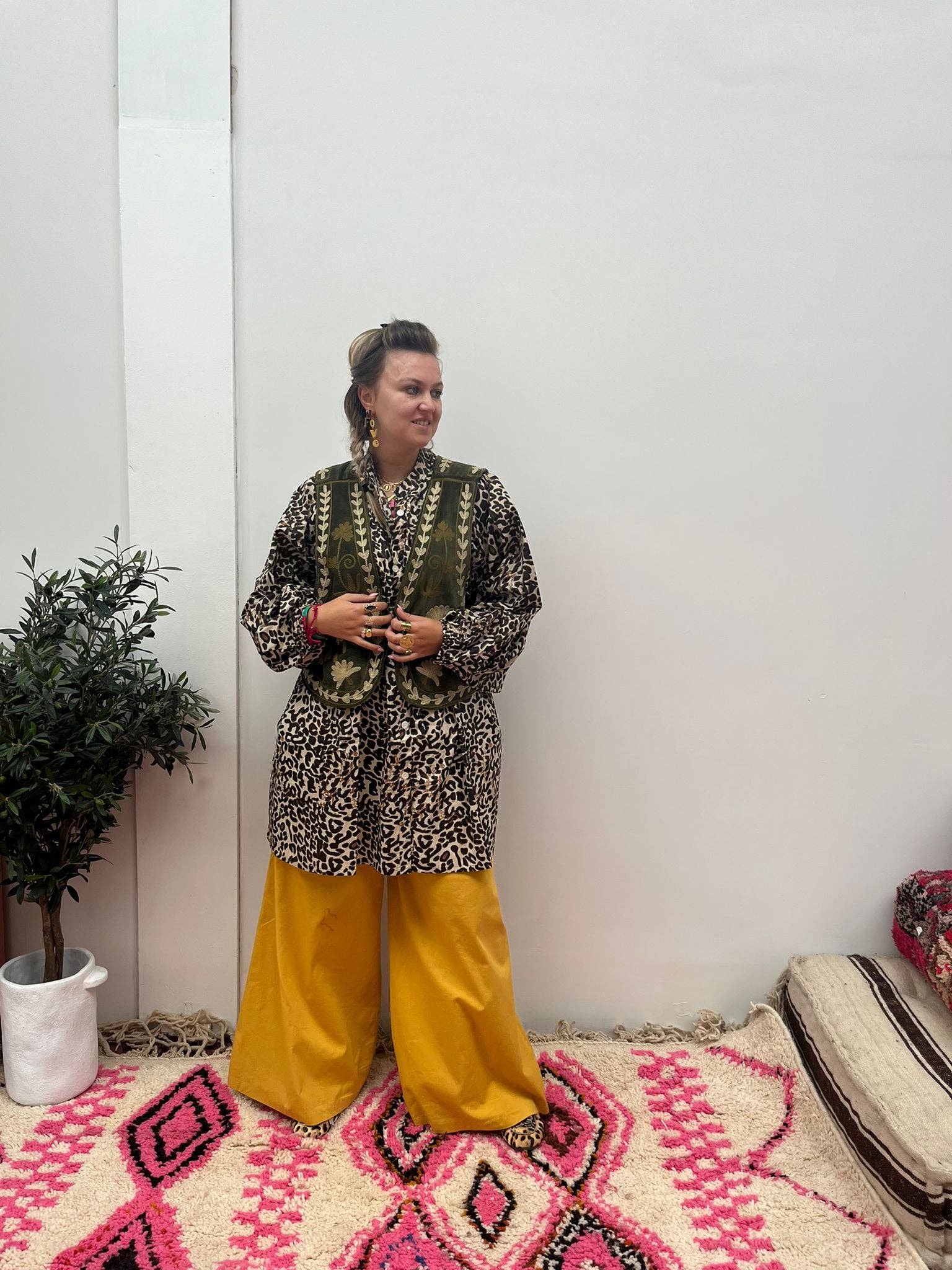 ToutVintage - Wholesale Outerwear Vest - Women's - Suzani velvet Waistcoat green beige11