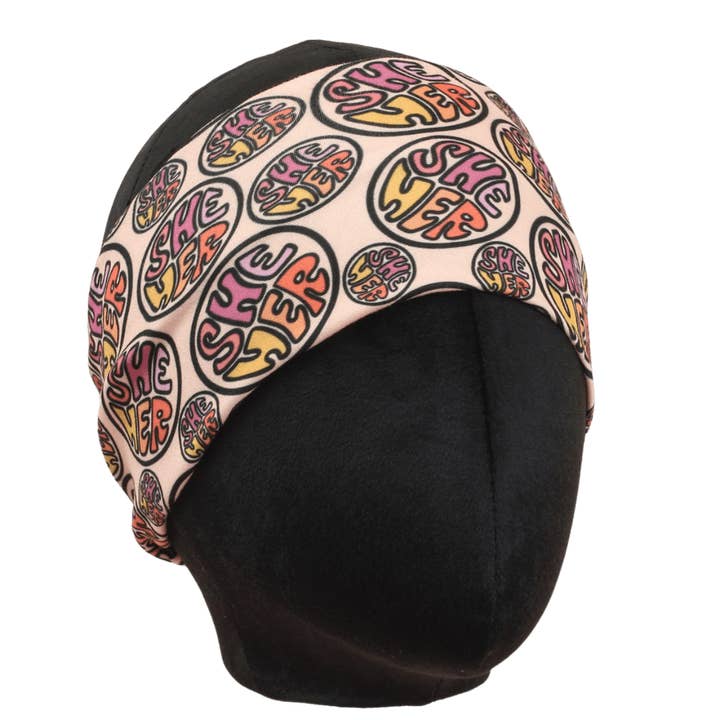 Bandeau extensible avec les pronoms de la femme pour la vente par The Sassy Olive Handmade Headbands