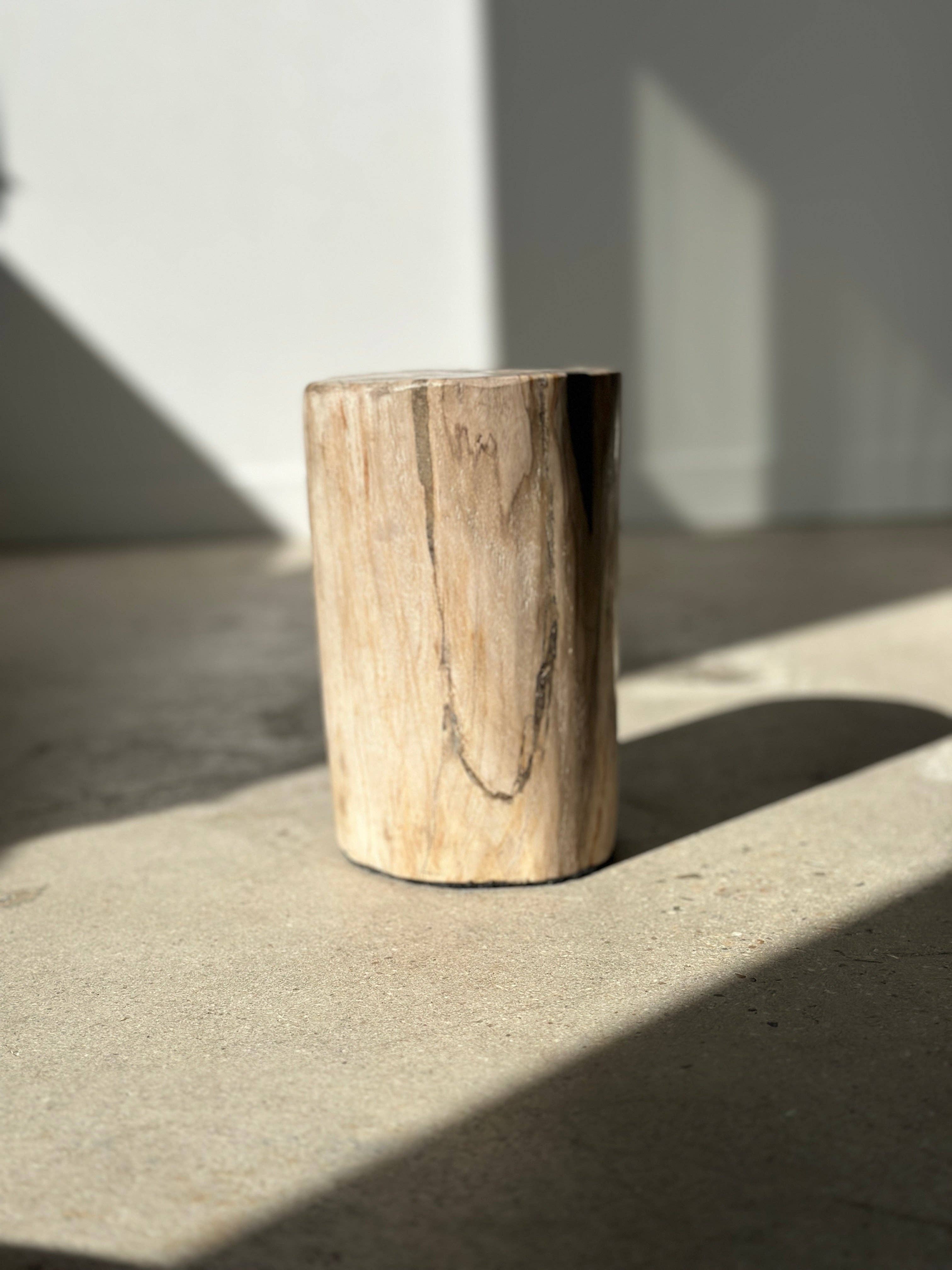 Office Objets - Wholesale Side Table - White petrified wood side table with black spots H:27.5 D:1853