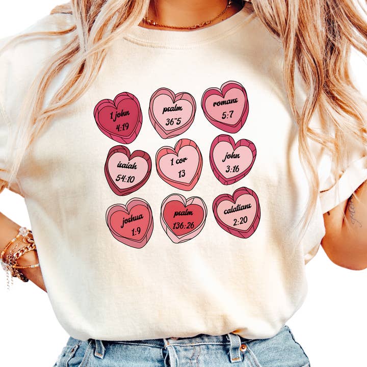 Christian Candy Hearts Valentinsdag T-shirt - Trobaseret Skrift T-shirt - Religiøs Valentinsgave - Inspirerende Grafisk T-shirt for engroshandel hos Epic Life - Designed