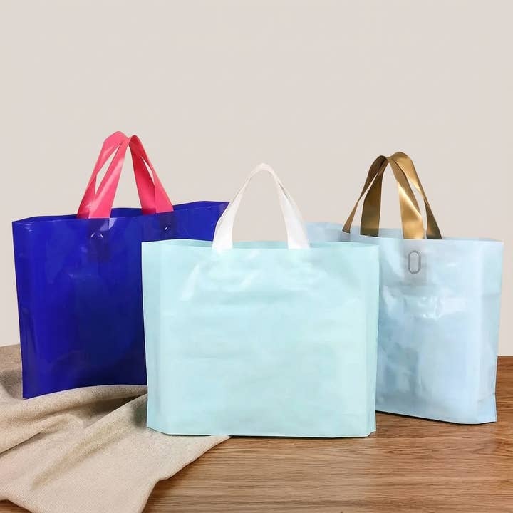 ByHome – Engroshandel Gavepose – 50 stk., 3 størrelser lyseblå PVC-gavepose med guldfarvet hank3