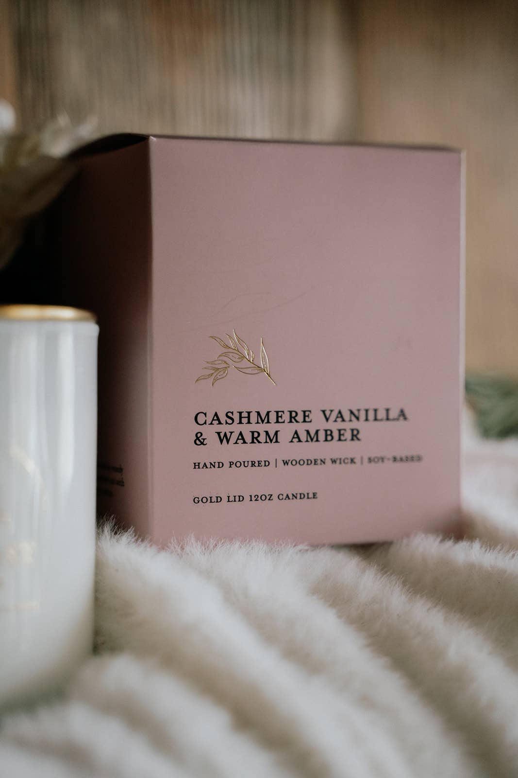 Woodsy Homelife – wholesale Jar/filled candle – Cashmere Vanilla l Gold Lid Candle & Boutique Box1