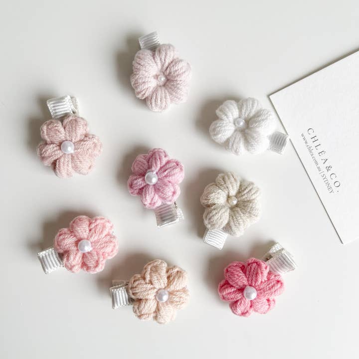 Mini pince crochet pervenche pour la vente par Chlea & Co.