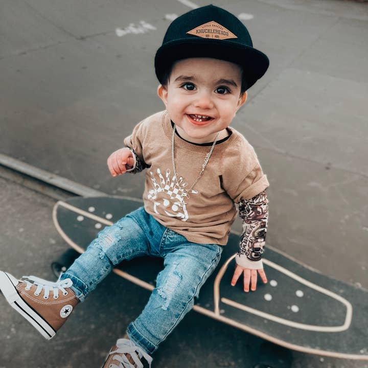 Kinder grafische T-shirts | Tan Logo T-shirt | Knuckleheads Kleding voor wholesale door Knuckleheads Clothing