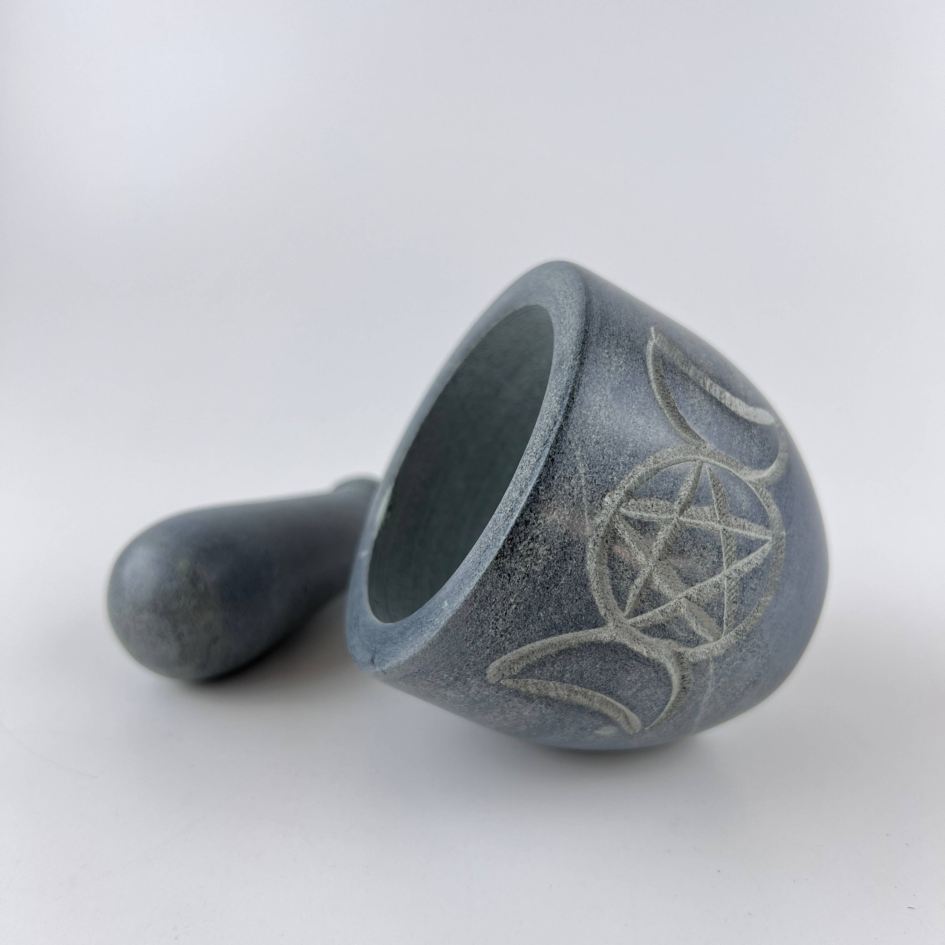 GREENROOTS USA LLC - Vente Mortiers et pilons - Mortier et pilon en stéatite sculptés Triple Moon Pentagram 2,75 pouces6