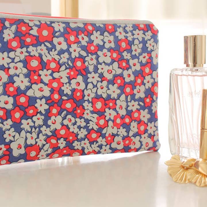 Pochette zippée Alna prairie rouge pour la vente par Sabrina Trefle