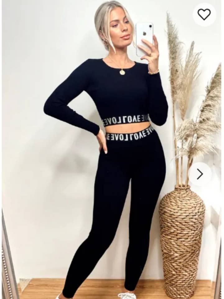 Ensemble haut court et legging noirs pour la vente par CY FASHION. LONDON