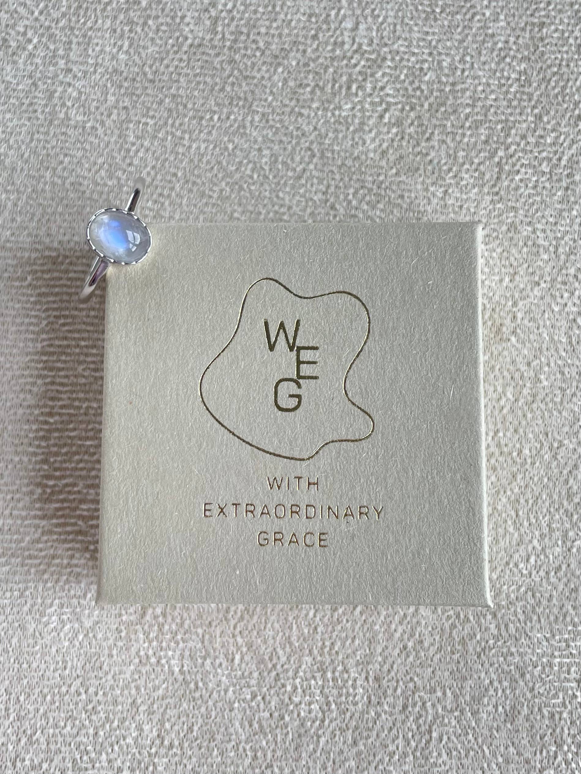 With Extraordinary Grace - Vendita all'ingrosso Anelli con pietra singola/solitario - Anello regolabile in argento sterling con pietra di luna4