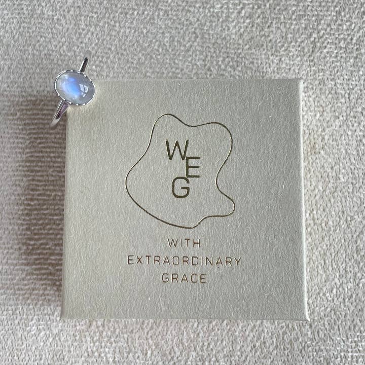 With Extraordinary Grace - Vendita all'ingrosso Anelli con pietra singola/solitario - Anello regolabile in argento sterling con pietra di luna4