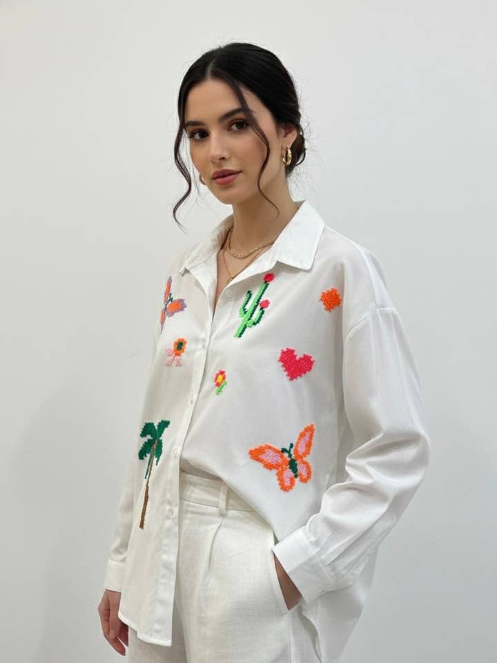 Wit overhemd met geborduurde kleurrijke motieven Art 7379 voor wholesale door Nota bene