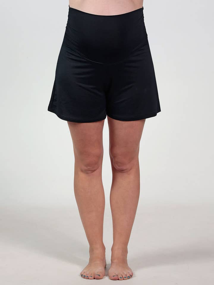 Short de maternité large biodégradable pour la vente par Ohma Barcelona