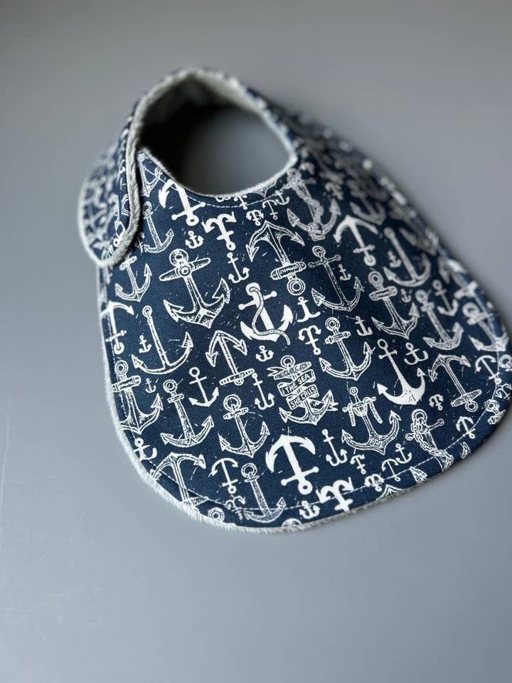 Bavoir Anchors Aweigh pour la vente par Port & Starbird