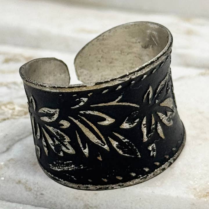 Handgemaakte zilveren patina zwarte bloemenring voor wholesale door Anju Jewelry