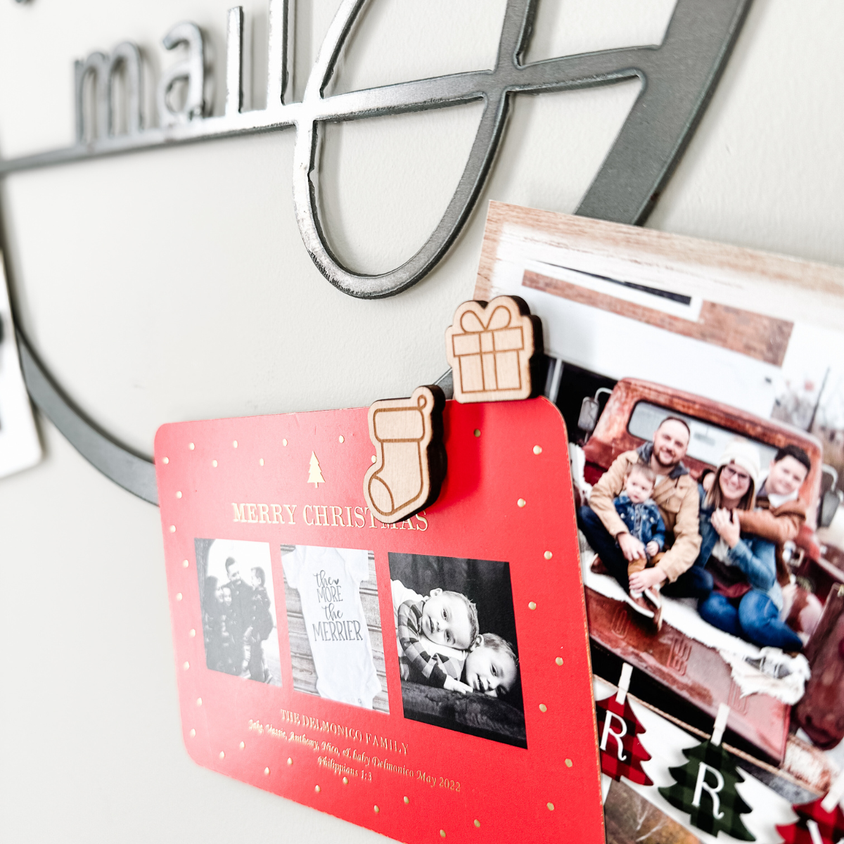 Keystone Steel Co. - Wholesale Christmas Wall Art - "Merry Mail" Magnetic Christmas Card Wreath - Script5