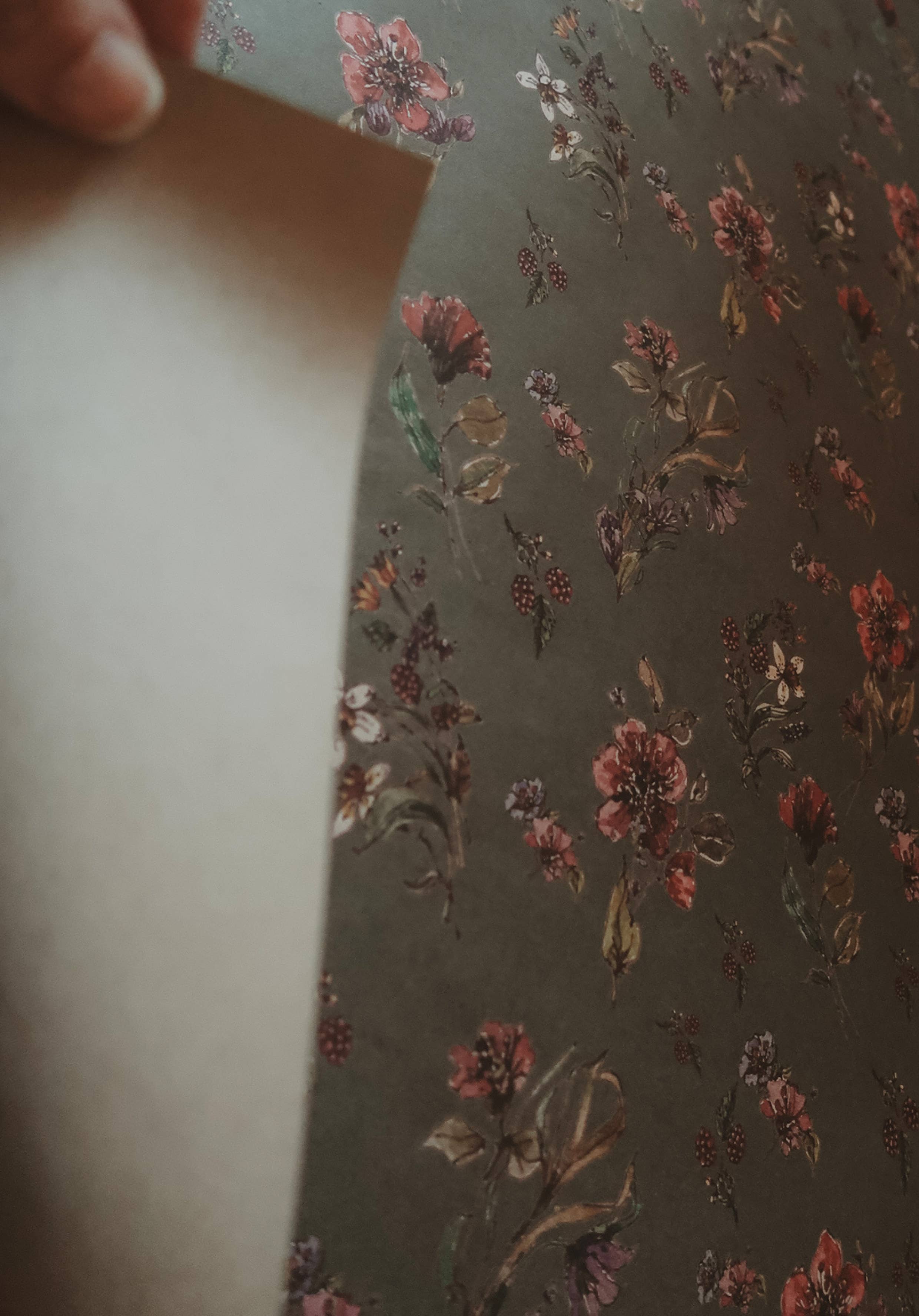 MyDesignPictures – wholesale Wrapping paper roll – Set Of 3 Pieces Flowers on dark gray kraft Wrapping Paper5