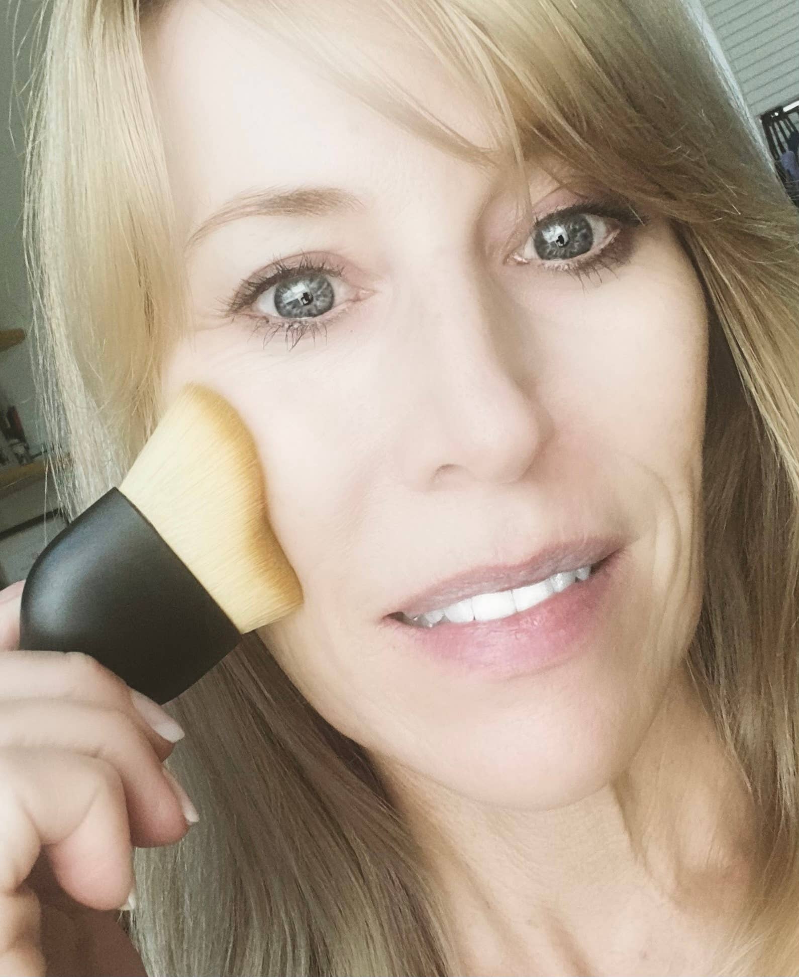 LaaTeeDa Sports - Wholesale Sunscreen - SunScreen Brush Applicator3