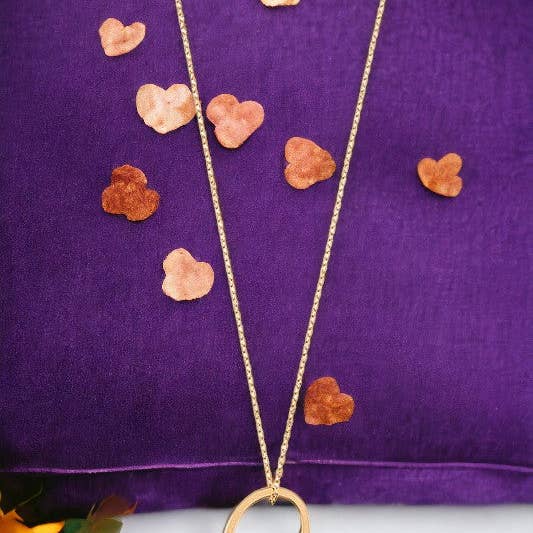 Andrea Bijoux – Großhandel Kette mit Anhänger/Charm – Halskette mit seitlichem Herzanhänger — Weiß/Gold getaucht