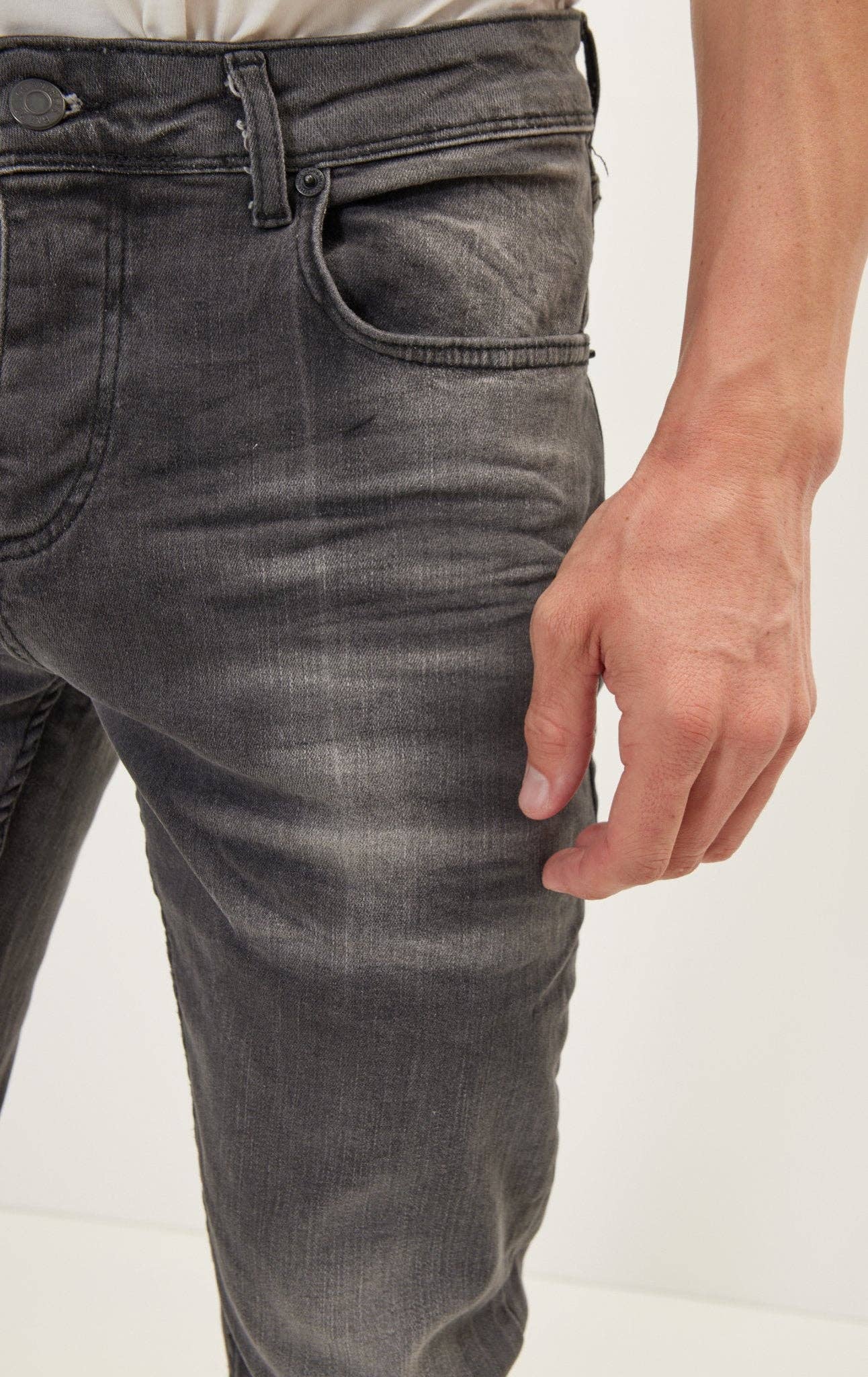 GRIS Denim moustaché à coupe étroite pour hommes - Gris foncé en vente sur Faire2