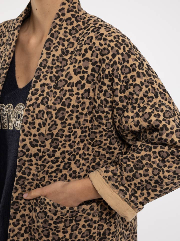 Mimi & Gogo – Großhandel Jacke – Damen – Gesteppte Jacke aus Baumwollgaze mit Leopardenmuster @5343_VeLeoMatela4