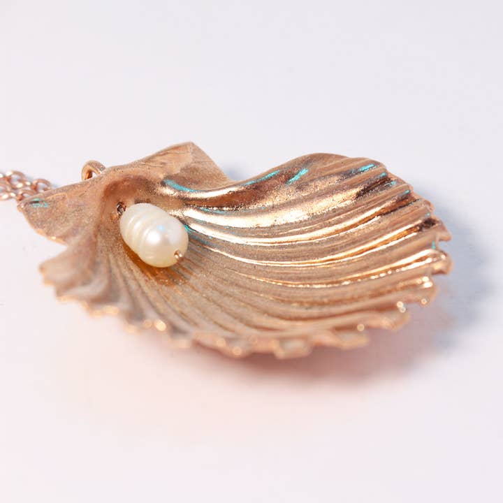 Pendentif en coquillage avec perle pour la vente par Arlo Haisek